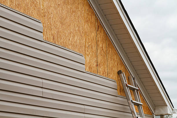 Professional Vinyl Siding technician working in Bordentown, NJ